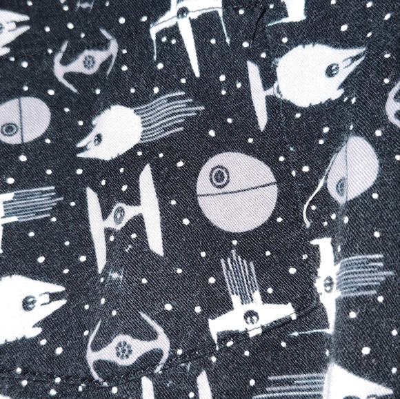 Disney Men's Small Star Wars Vented Button-Up Shirt w/ Spaceship Print - Picture 2 of 3
